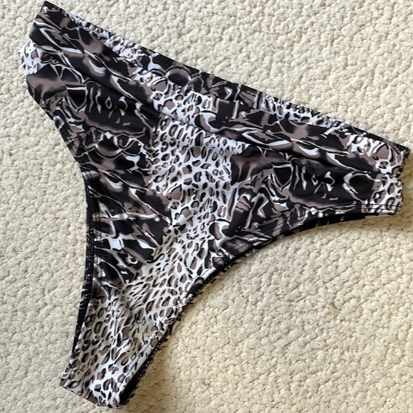 Bikini - Picture 6 of 15